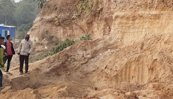 গভীর রাতে মাটি কাটার সময় পাহাড়ধসে দুজনের মৃত্যু