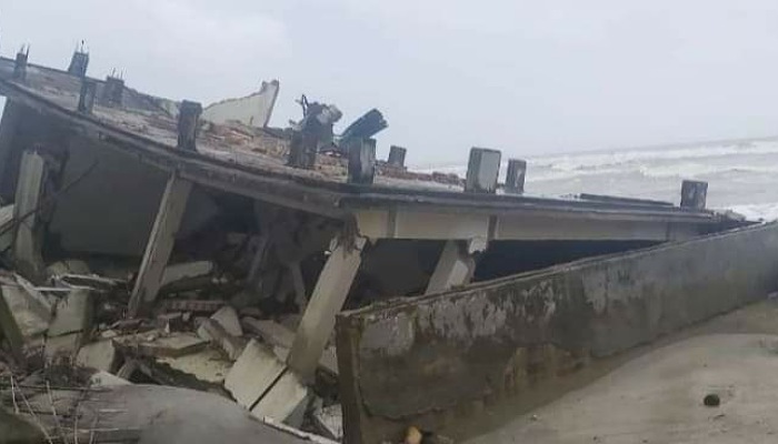 সমুদ্র প্রতাপে রেস্ট হাউজ ধসে পড়লো হিমছড়িতে